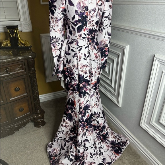 Badgley Mischka
Floral Flounce Hem Gown - Picture 10 of 16